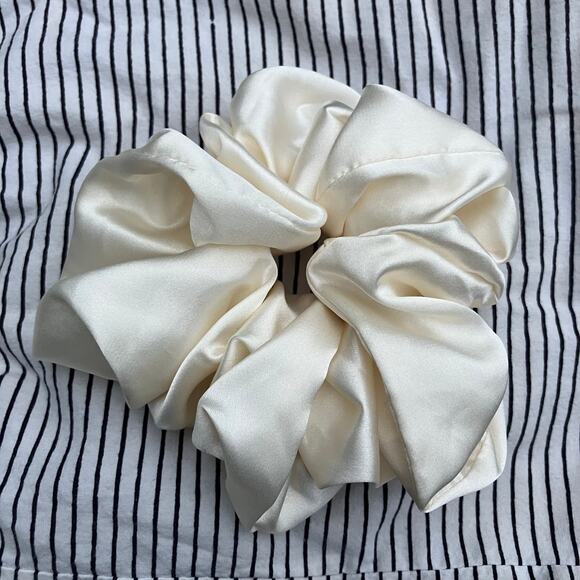 Light gold / champagne satin oversized jumbo scrunchie Urban Outfitters glam - Picture 1 of 5